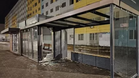 Астанада аялдама әйнегін сындырған 3 адам жазаланды