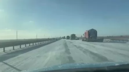 Ақмола облысында көктайғақ кезінде жазғы дөңгелекпен жүрген жүргізушілер жолдан қайтарылды 