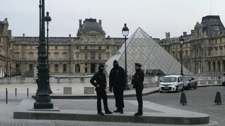 Париж прокуратурасы Луврдағы ұрлықты кім ұйымдастырғанын жария етті
