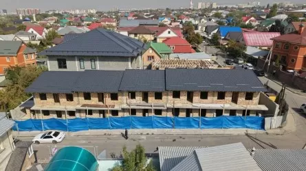 В Алматы начали снос крупного незаконного здания 