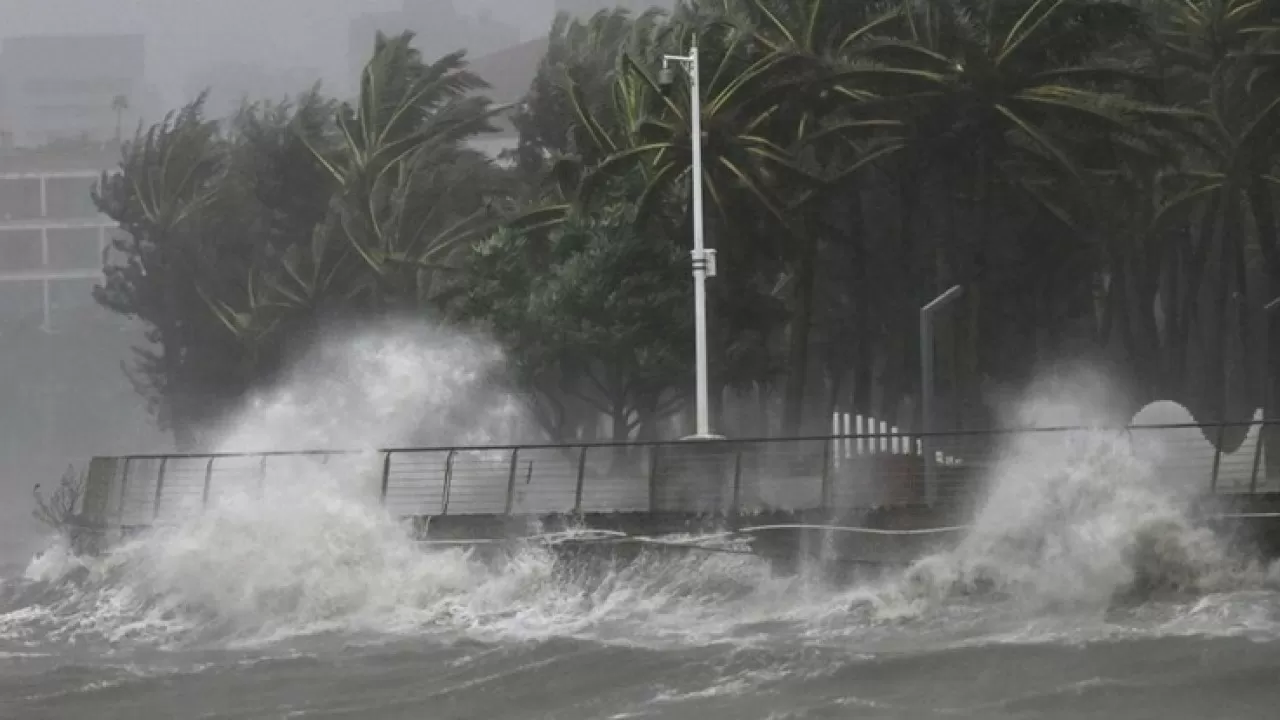 Страшнейший тайфун "Кальмаэги" подбирается к Филиппинам: началась массовая эвакуация людей 