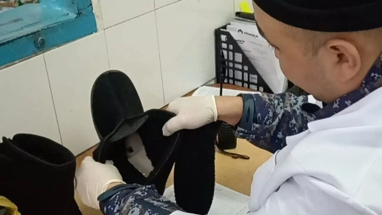 Павлодарда ұялы телефонды аяқ киім ұлтарағына жасырып, изоляторға өткізбек болған
