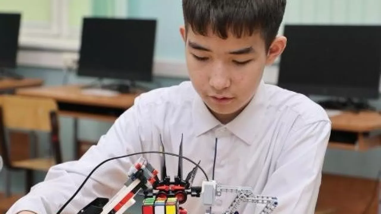 Умный робот собирает Кубик Рубика за одну минуту 