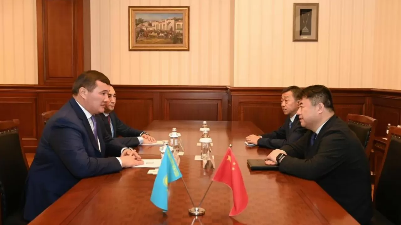 Повысить зарплаты нефтяников призвал аким Кызылординской области главу "Петро Казахстан"