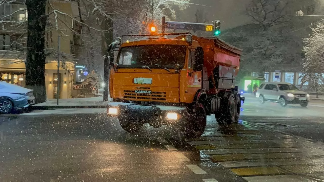 Алматы қар жауғаннан кейінгі тазалау жұмыстарын жалғастыруда