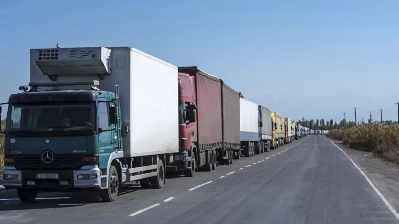 Қаланың жолдары салмағы 25 тоннадан асатын көліктерге шыдамайды – министр