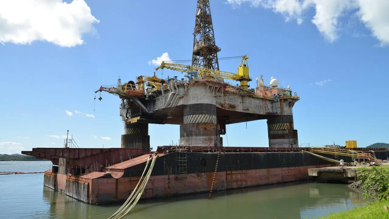 Дроны атаковали платформу ЛУКОЙЛа на Каспии 