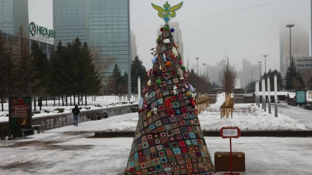 Астанада құрақ көрпе стиліндегі экологиялық шырша қайта орнатылды