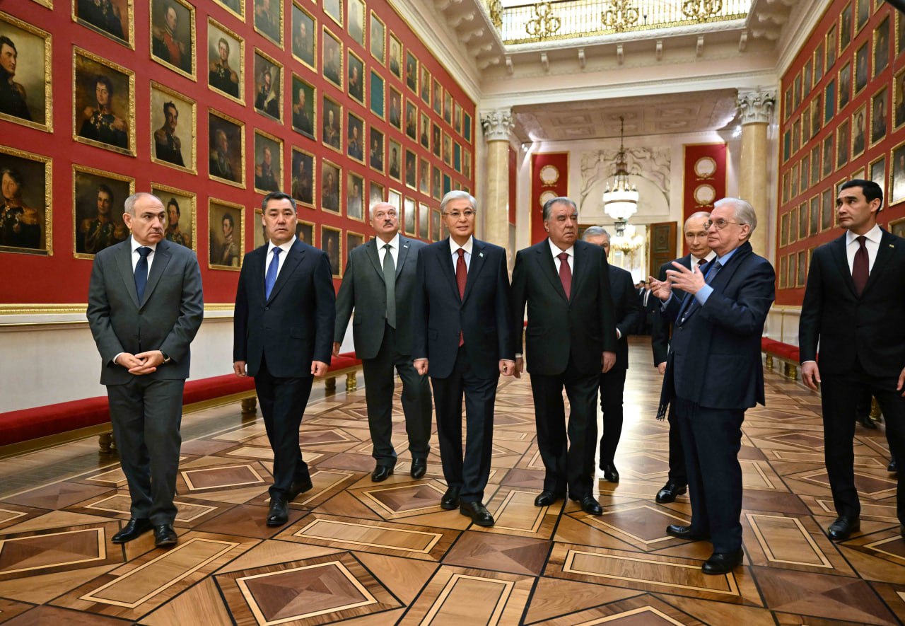 Президент ТМД басшыларымен бірге Эрмитаж музейін аралады