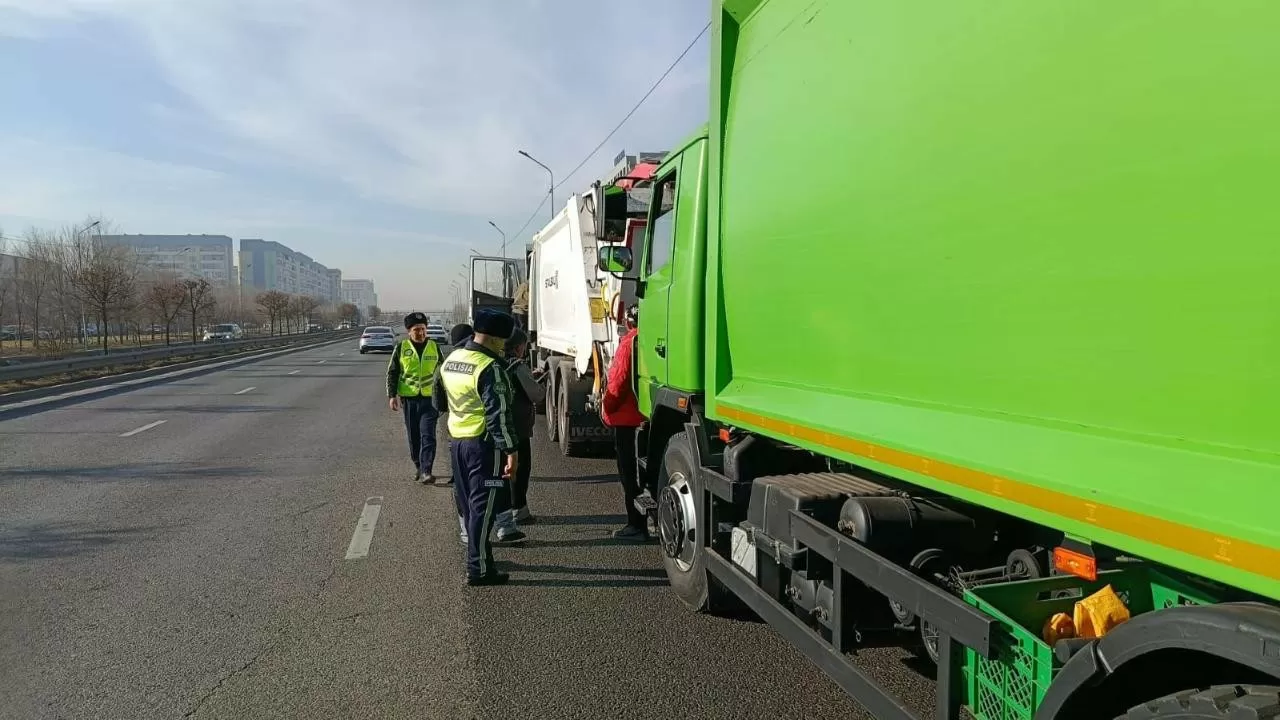 Алматыда ауа ластануын азайту мақсатында қоқыс таситын техникаға бақылау күшейтілді