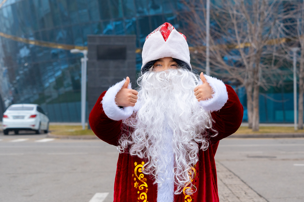 Деды Морозы и Снегурочки пробежали по улицам Алматы