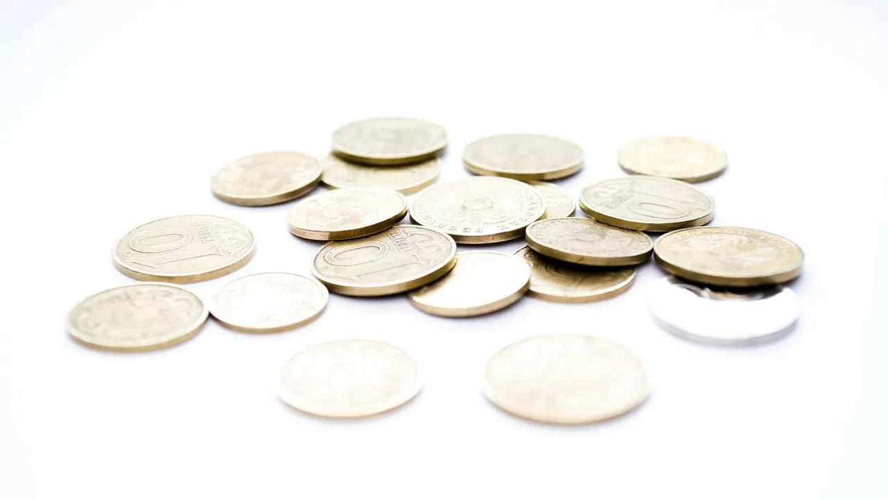 Тенге укрепился на KASE: курс доллара все еще падает  