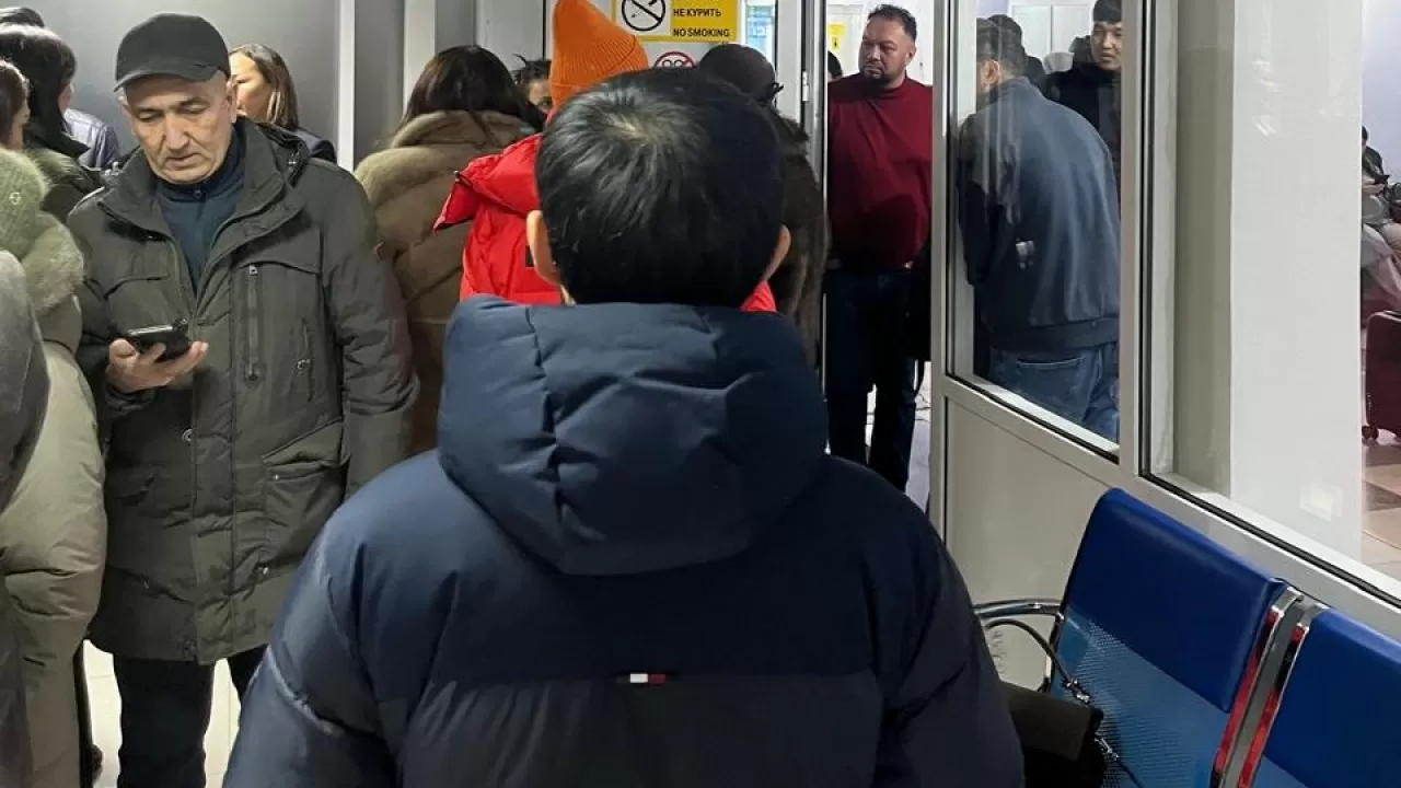 Пассажиры жалуются на задержку авиарейса в аэропорту Усть-Каменогорска