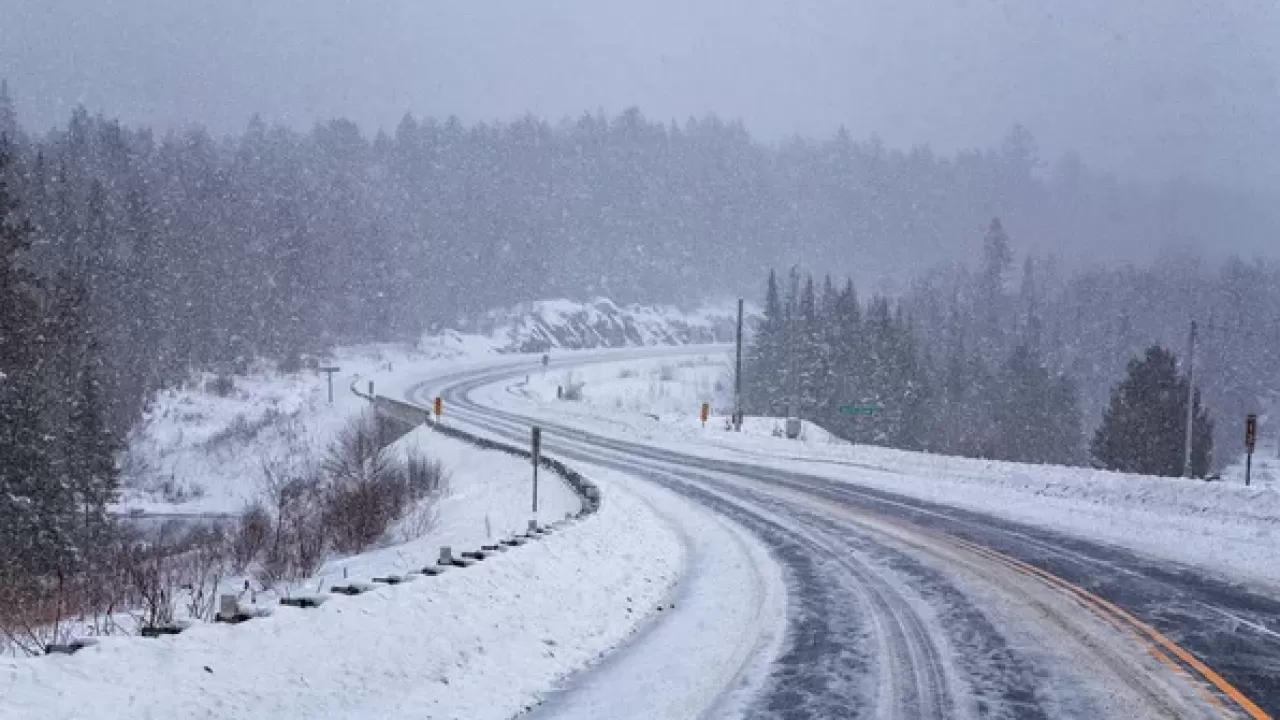 В трех областях Казахстана ограничили движение на трассах 