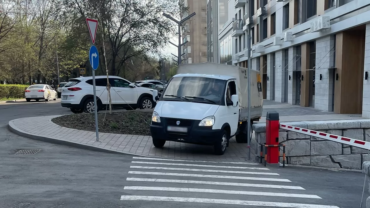Алматинцы назвали самые опасные улицы города 