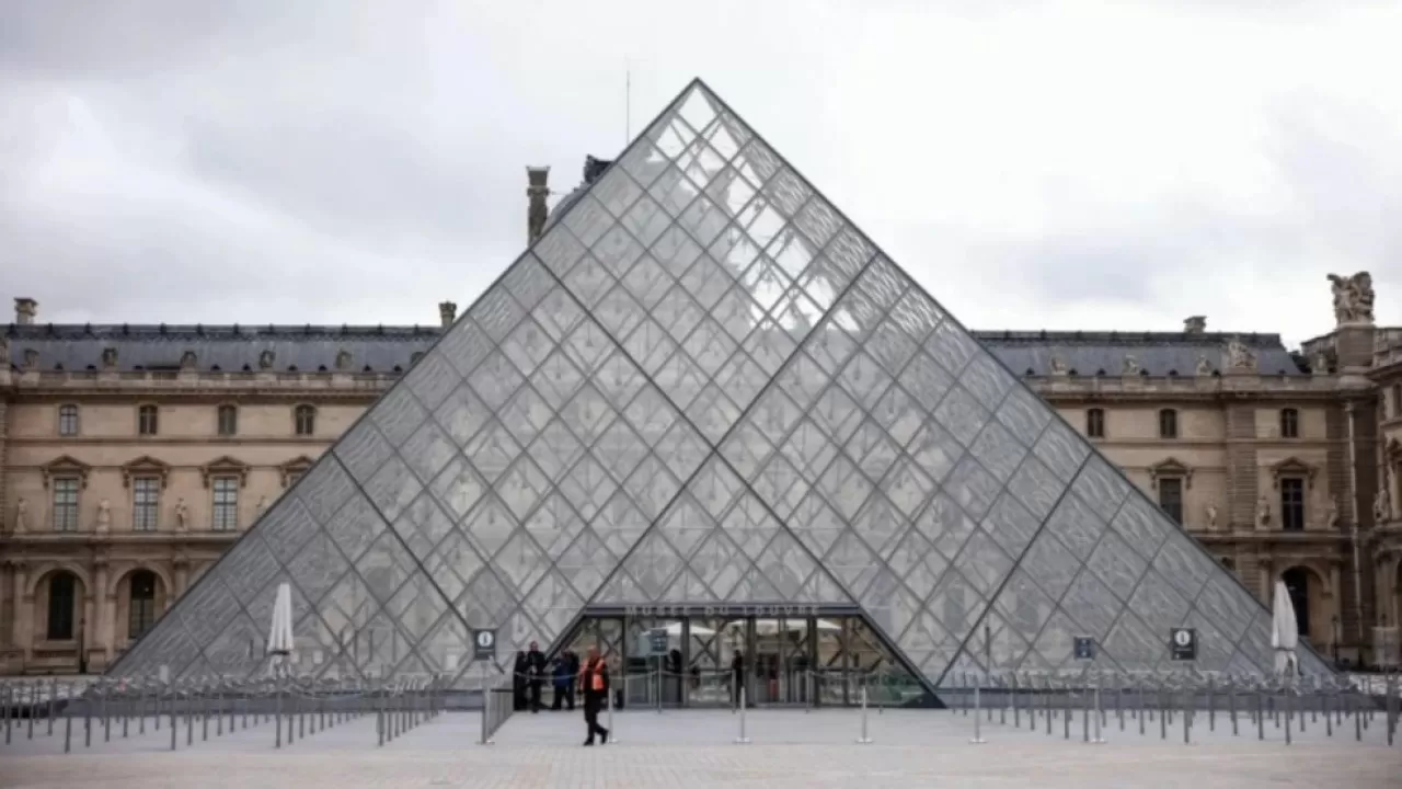 У самого посещаемого музея в мире новая проблема 