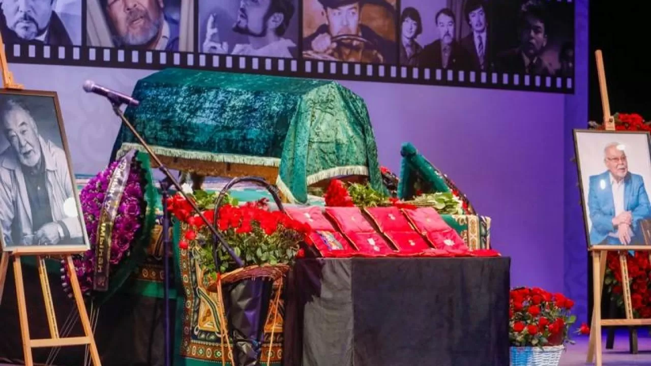 Алматы жұрты аңыз адам Асанәлі Әшімовпен қоштасып жатыр