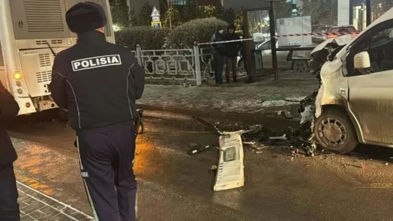 Астанада екі автобус соқтығысып, жүргізушілердің біреуі қаза тапты
