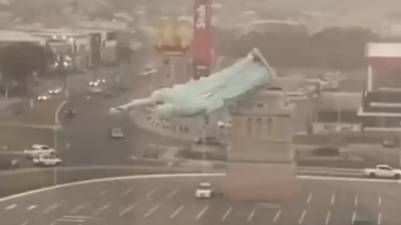 Бразилияда қатты дауыл салдарынан Бостандық мүсінінің көшірмесі құлады