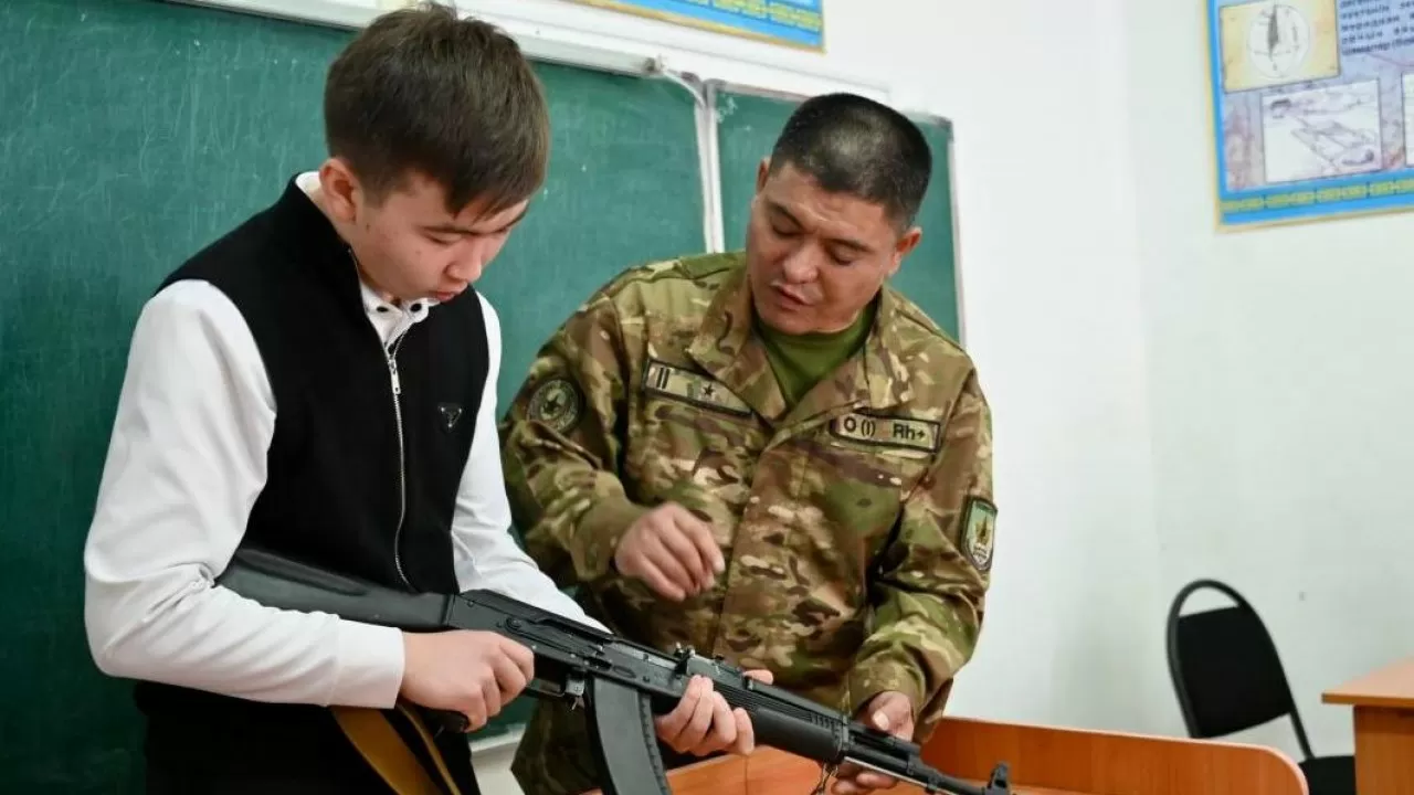 Қазақстан мектептерінде алғашқы әскери дайындықтың жаңа стандарты енгізілді