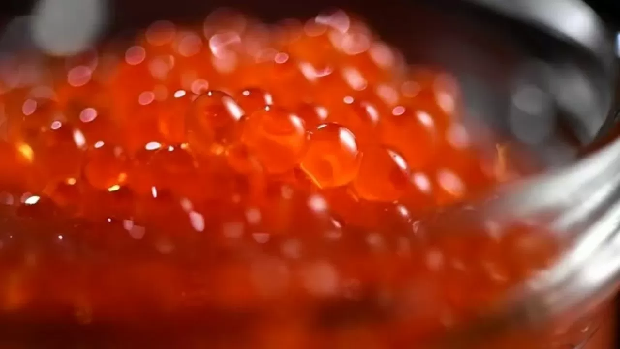 Диетолог предупредила об опасности имитированной икры на Новый год