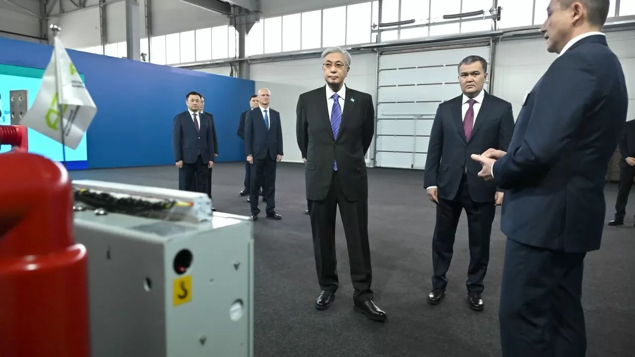 Мемлекет басшысы өңдеу өнеркәсібі кәсіпорындарының көрмесін аралап көрді