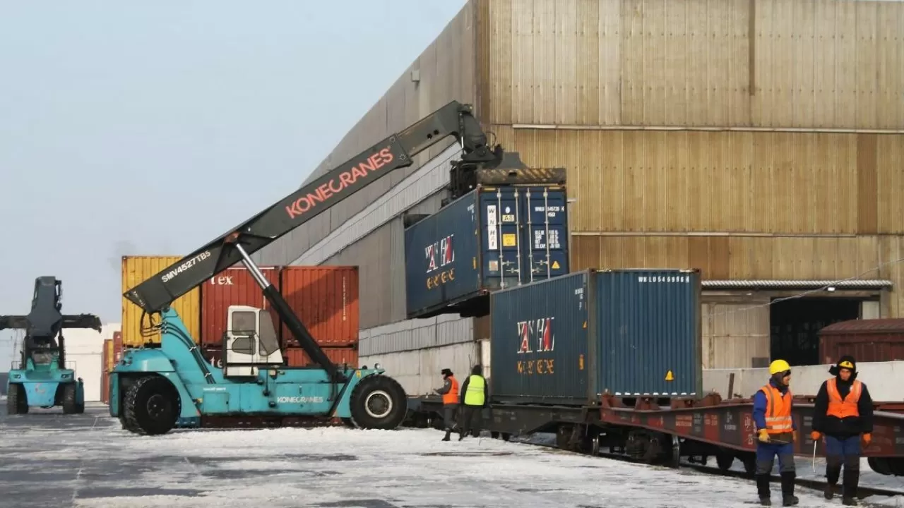 Қазақстан көрші елге жүк тасымалын уақытша тоқтатты