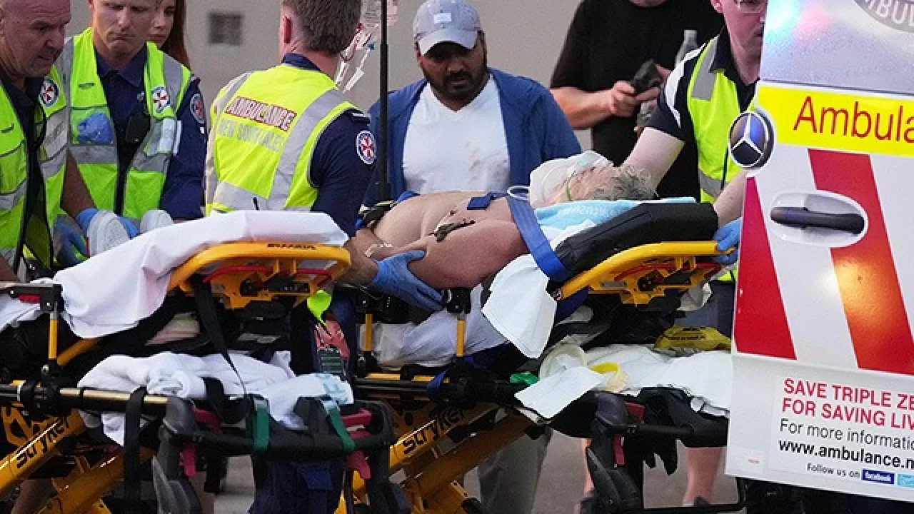 Теракт в Австралии: 10 человек погибли при стрельбе на пляже во время празднования Хануки