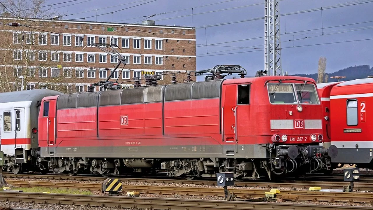 Лоб в лоб: КТЖ проверяет "касание" электровоза и грузового поезда 