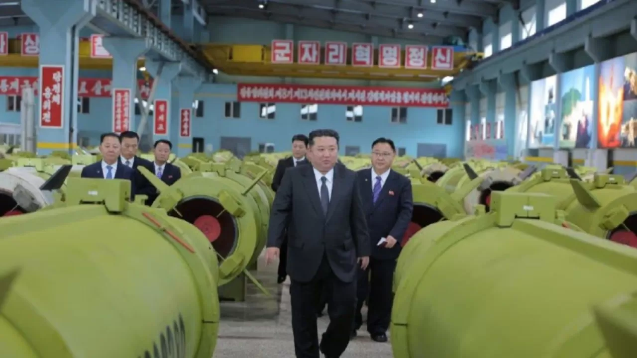 Ким Чен Ын распорядился расширить завод по производству ракет 