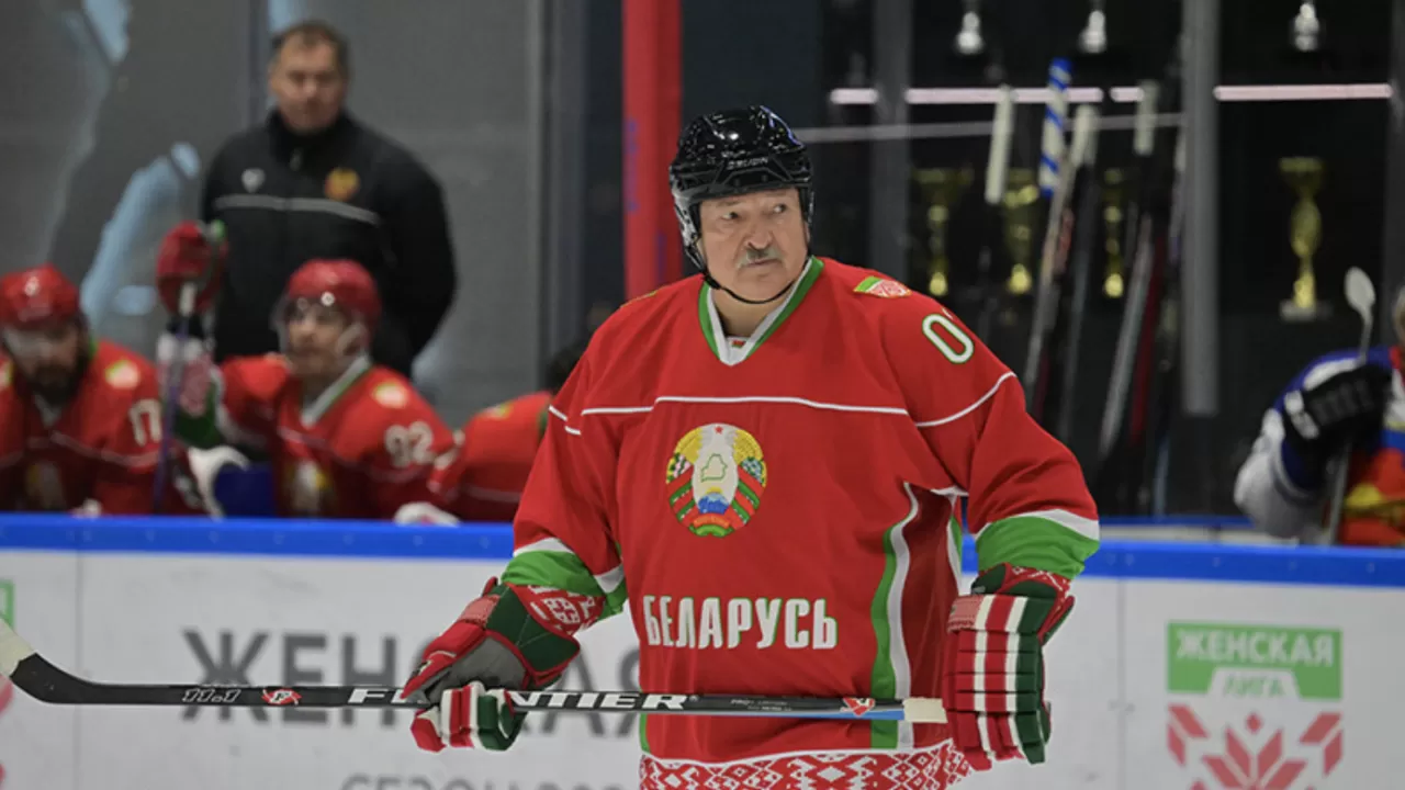 Беларусь президенті хоккей ойнаймын деп құлап қалды