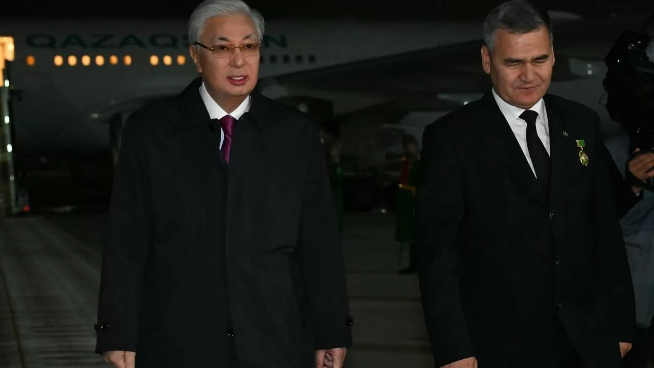 Бердымухамедов встретил Токаева в аэропорту Ашхабада