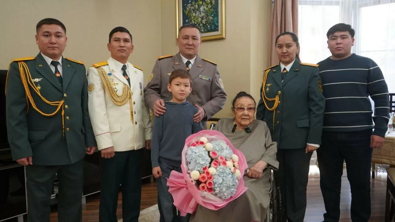 Алматыда әскери қызметшілер Бибігүл Төлегенованы туған күнімен құттықтады