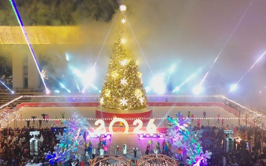 Алматыда жаңа жылдық бас шырша жағылды