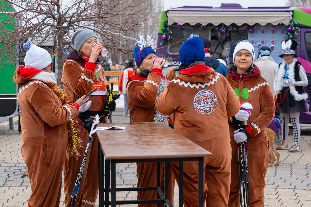 Деды Морозы и Снегурочки пробежали по улицам Алматы