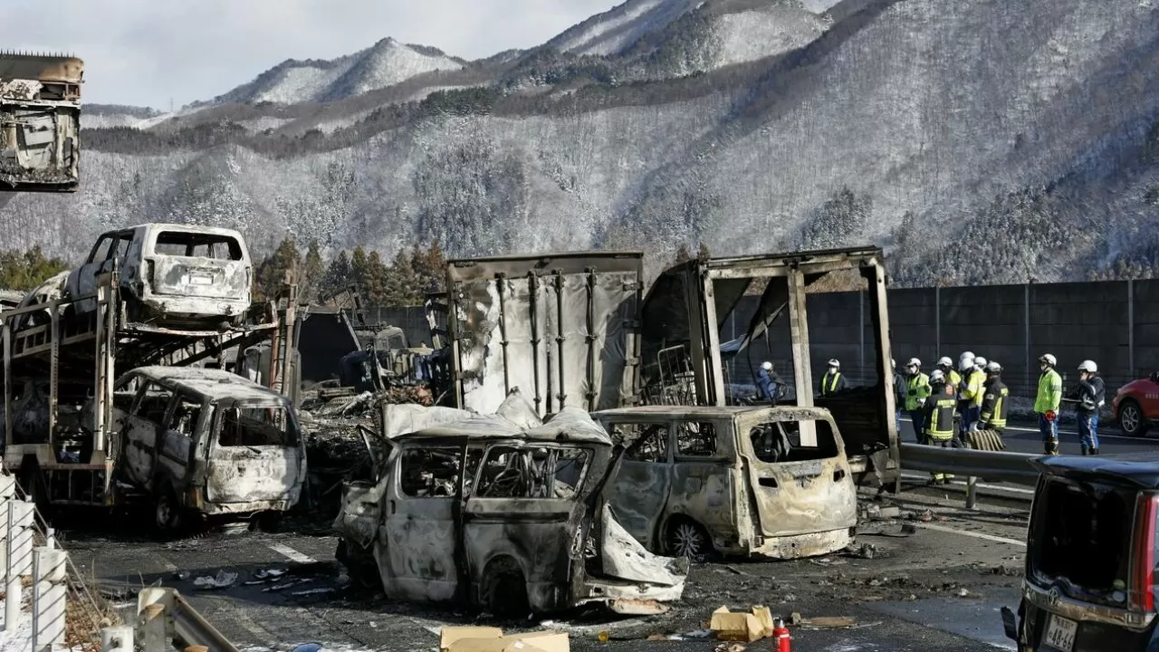 Огненный коллапс в Японии: на заснеженной трассе столкнулись 67 автомобилей