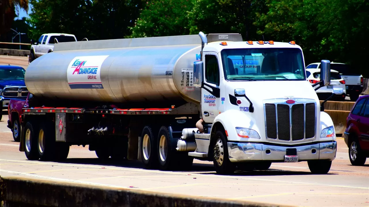 Схему хищения топлива на железной дороге пресекли в Костанае  