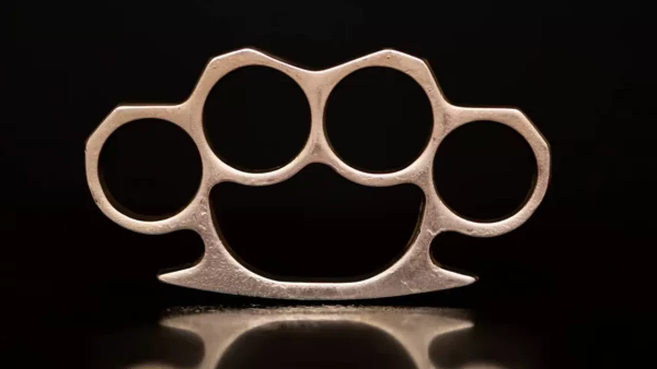 Кастет как сувенир: маркетплейсы продолжают продавать опасные товары