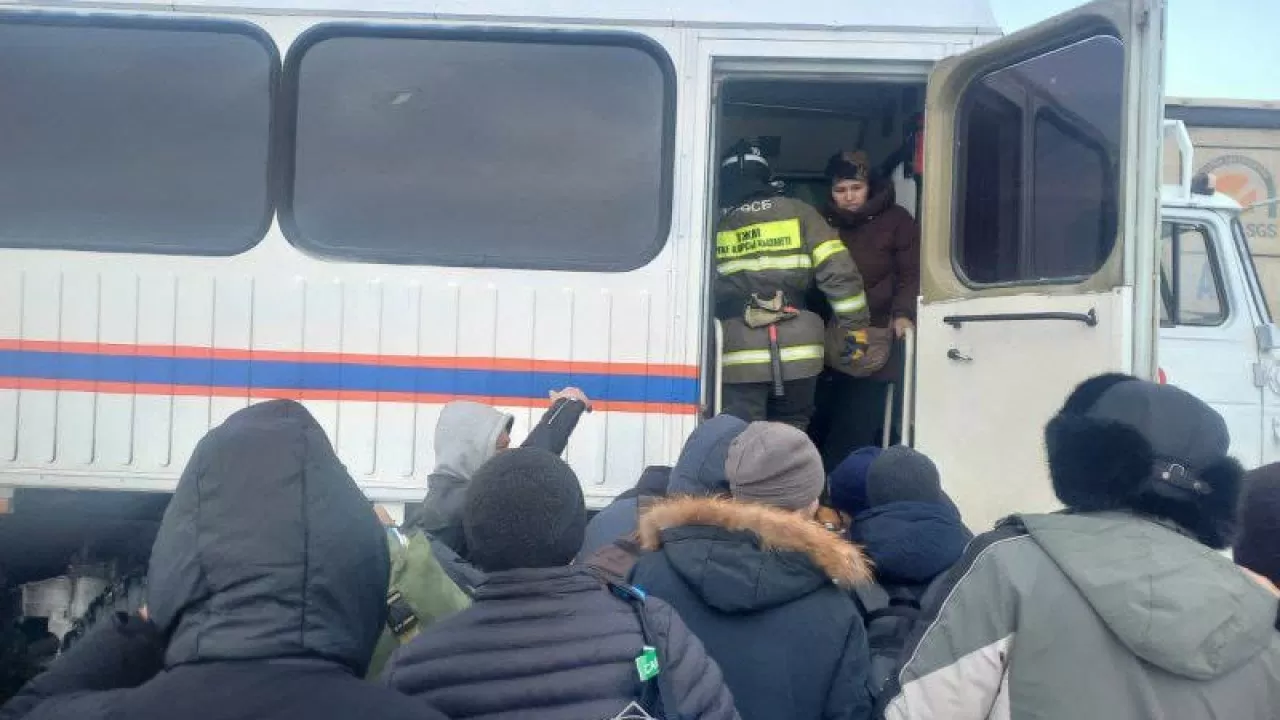 Грузовик столкнулся с пассажирским автобусом в Актюбинской области