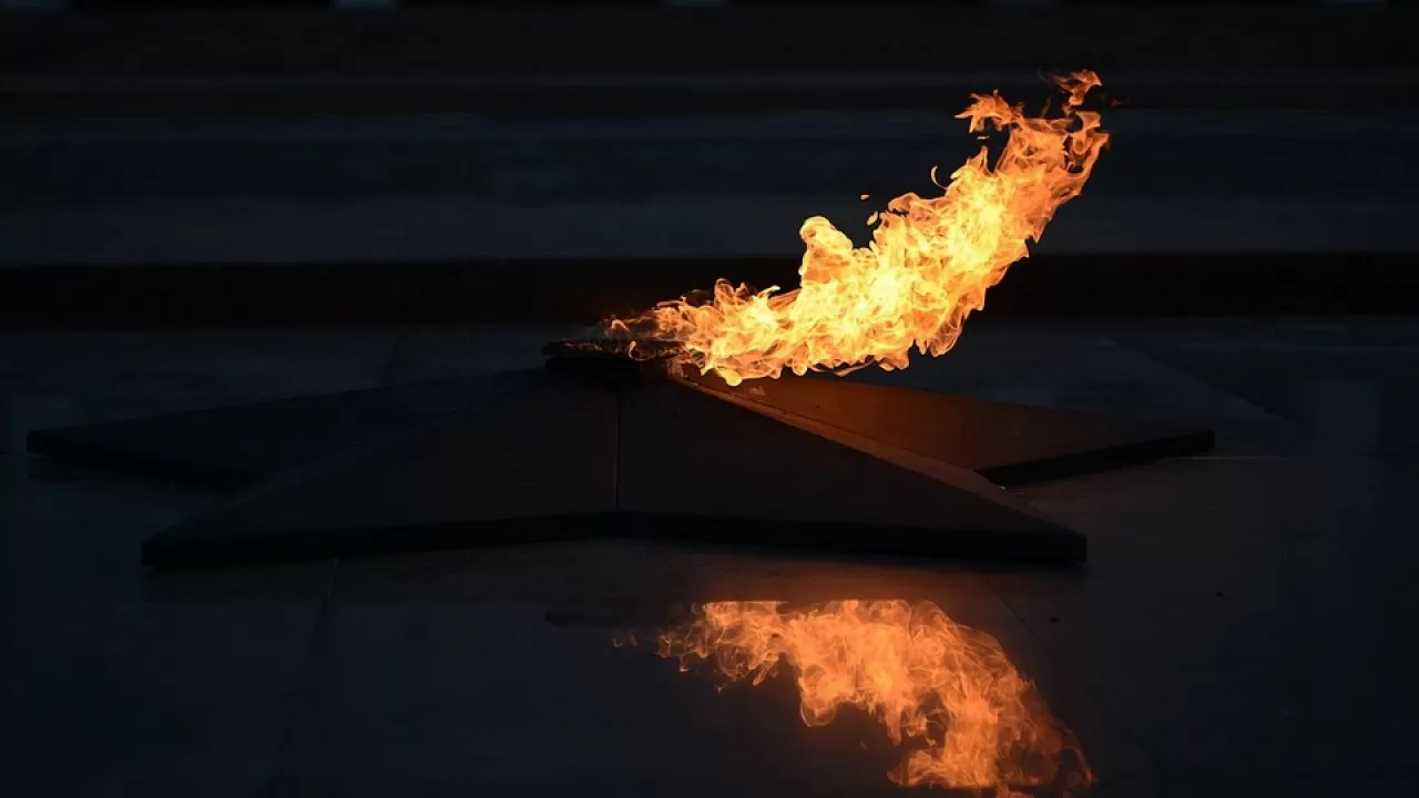 Мужчина жарил мясо на Вечном огне в Риддере 