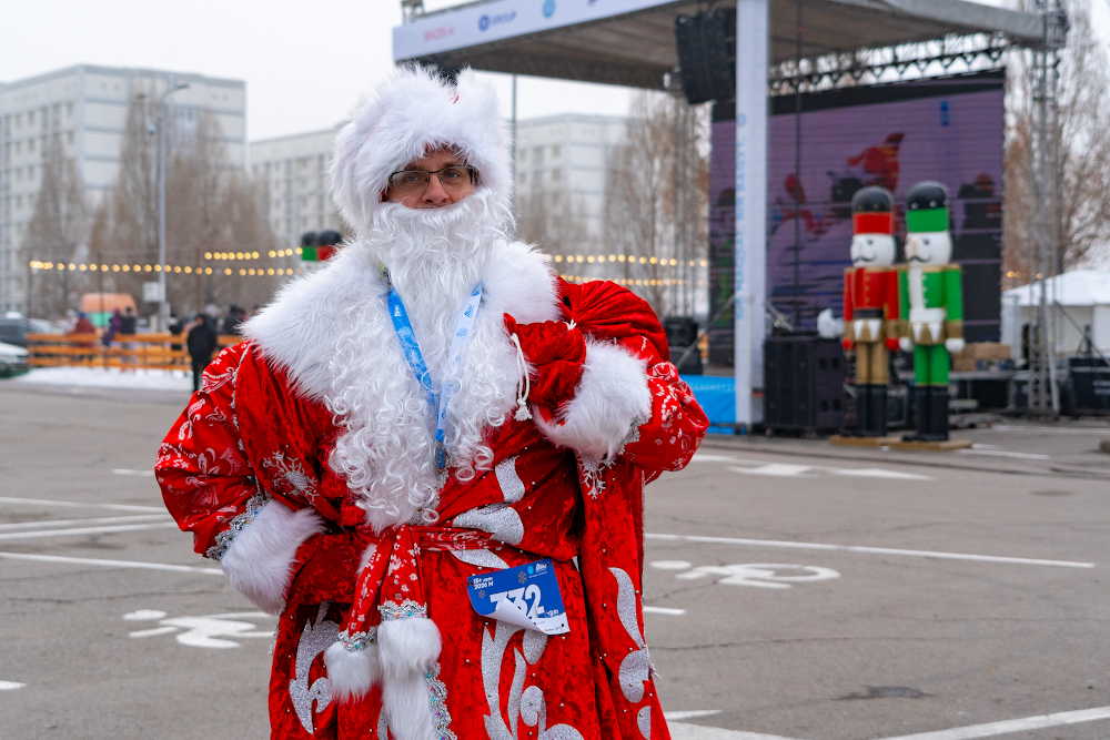 Деды Морозы и Снегурочки пробежали по улицам Алматы