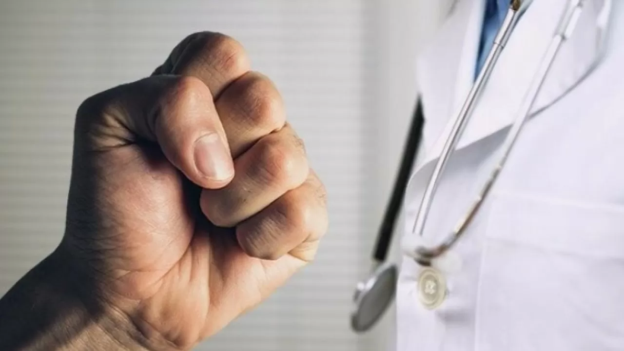 Бұдан былай дәрігерлерге қол көтергендер қылмыстық жазаға тартылады