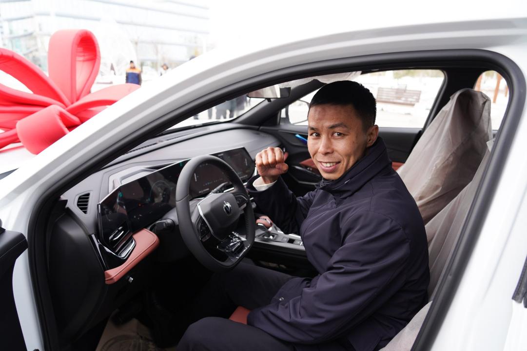 Сәкен Бибосынов пен Әсел Қанайға автокөлік сыйға берілді