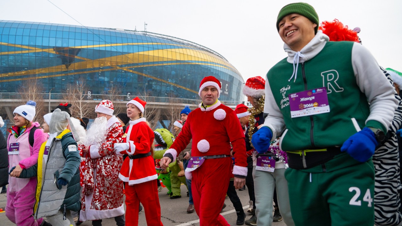 Деды Морозы и Снегурочки пробежали по улицам Алматы 