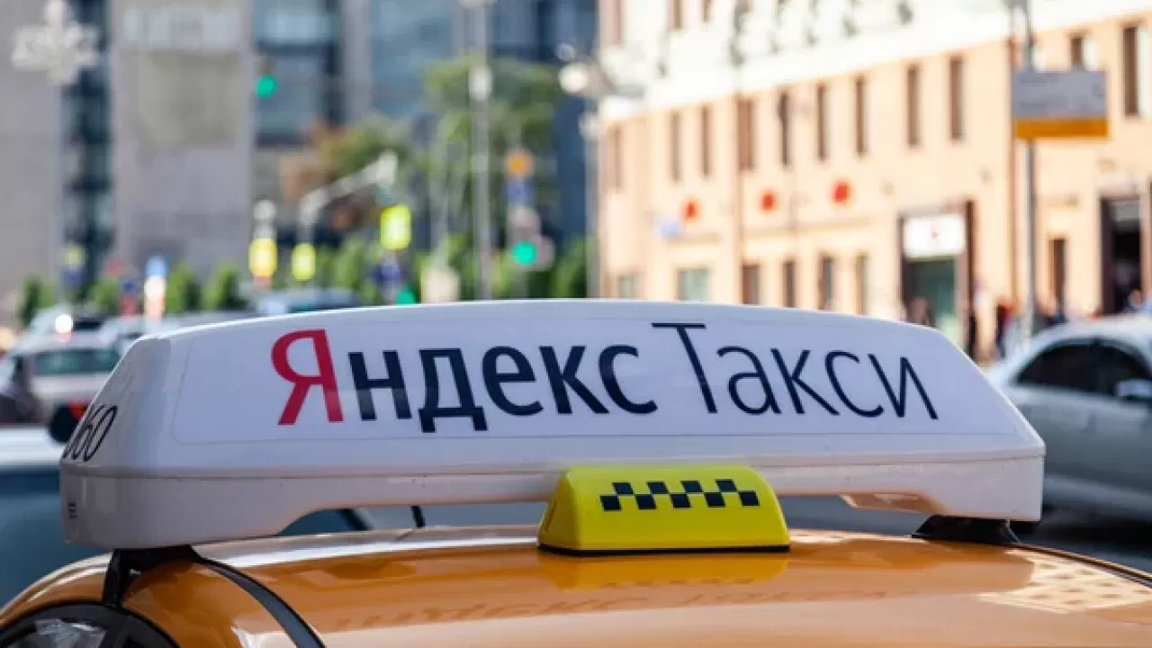АЗРК порекомендовал Яндекс.Такси снизить колебания цен во время высокого спроса