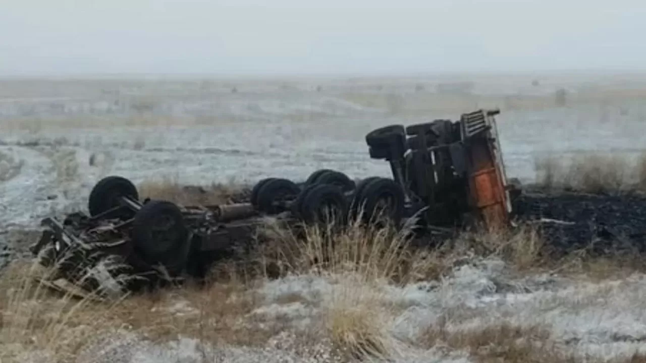 Павлодарда КамАЗ аударылып кетіп, 2 адам көз жұмды 