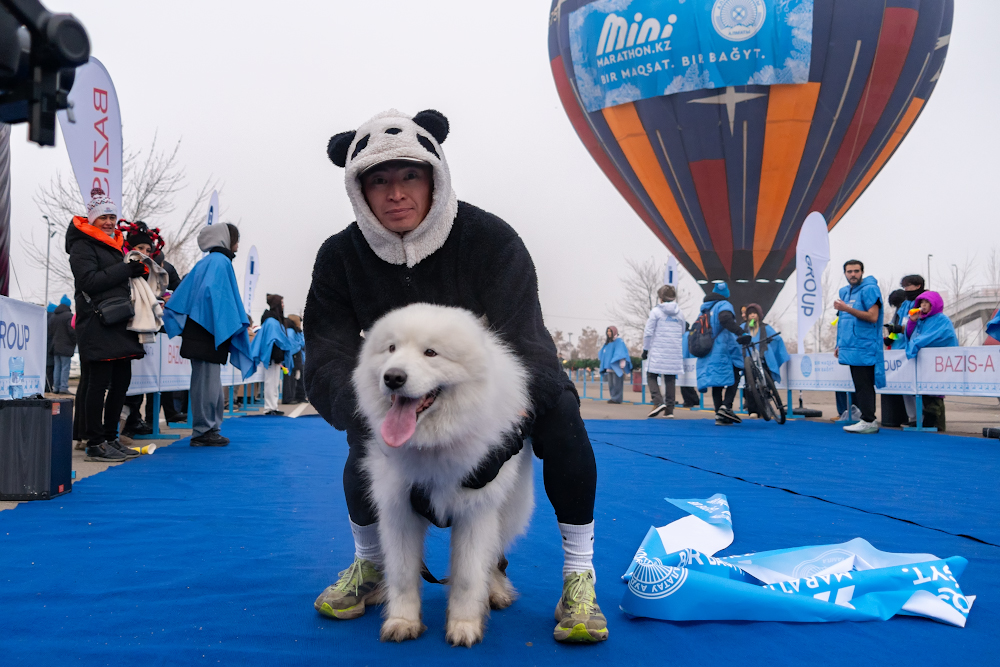 Деды Морозы и Снегурочки пробежали по улицам Алматы