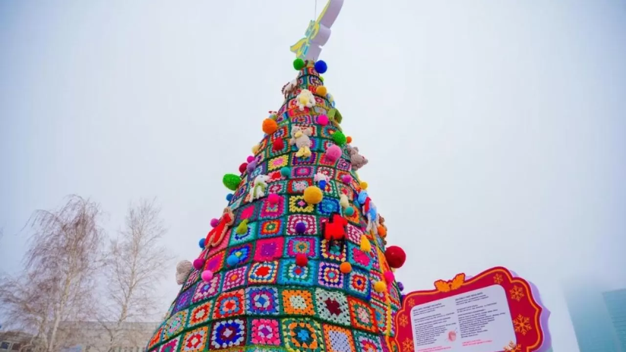 В центре Астаны появилась эко-елка в стиле құрақ-көрпе 