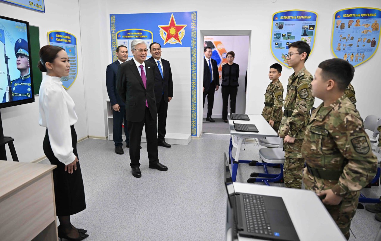 Президент ағылшын тілінде әскери мектеп-интернет оқушыларына сәттілік тіледі