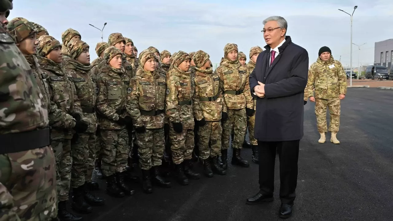 Токаев познакомился с юными воинами из Тараза